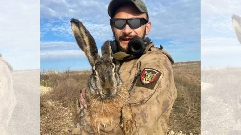 Soldado ucraniano segurando coelho gigante