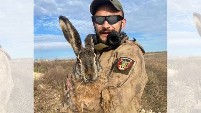 Soldado ucraniano segurando coelho gigante