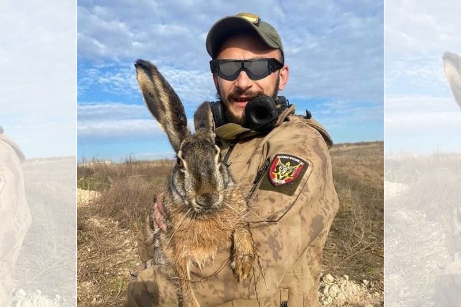 Soldado ucraniano segurando coelho gigante