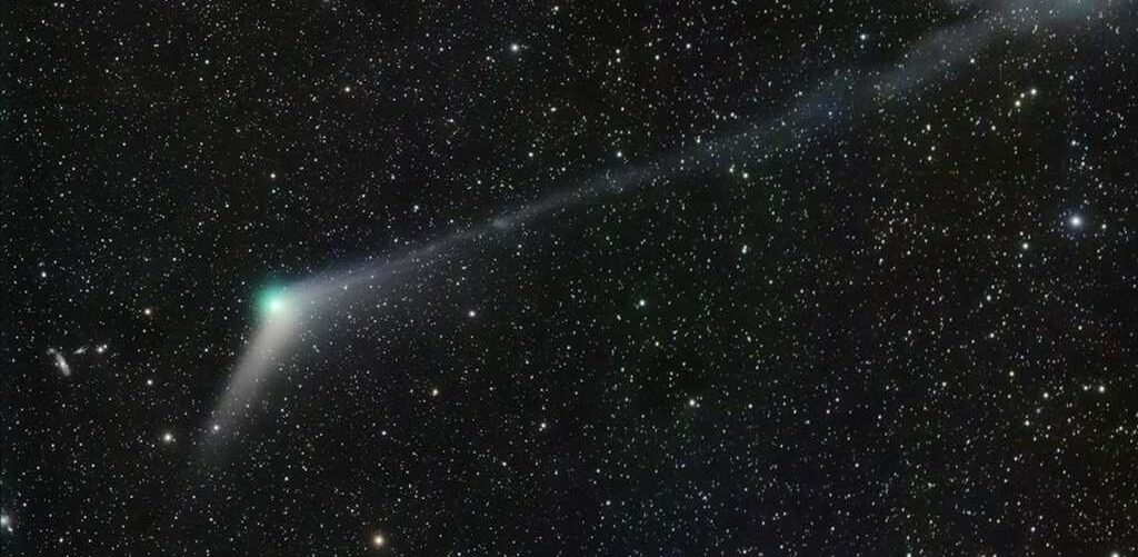 No início de 2016, o cometa Catalina (C/2013 US10) varreu os céus do planeta Terra, perto da brilhante Arcturus, estrela Alfa da Constelação de Bootes (“O Boadeiro”). Este mosaico telescópico segue as lindas caudas do cometa em um campo de visão tão amplo quanto 10 luas cheias. As galáxias distantes e estrelas fracas ao fundo estão na Constelação de Virgem. Arrastando-se atrás da órbita do cometa, a cauda de poeira do Catalina se espalha abaixo e à esquerda no quadro. Sua cauda de íons está inclinada para o canto superior direito, longe do Sol e fustigada pelo vento solar