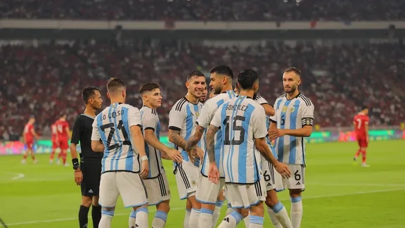 Sem Messi, Argentina faz 2 a 0 na Indonésia e soma 4ª vitória seguida após a Copa