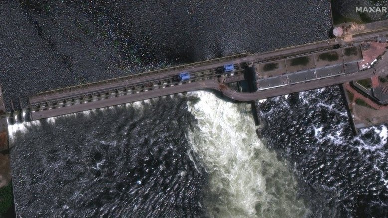 Destruição de barragem inunda cidade e ameaça usina nuclear na Ucrânia
