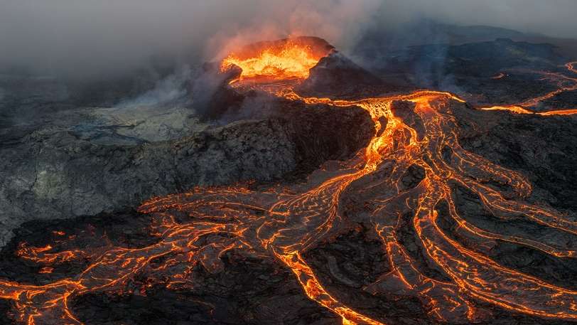 Geldingadalir, o vulcão mais jovem da Islândia, ejeta rios de lava pela lateral