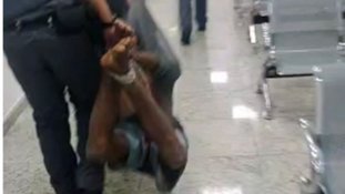 Homem amarrado policiais