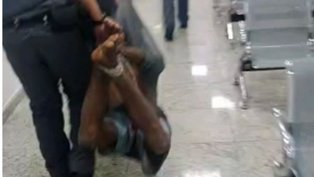 Homem amarrado policiais