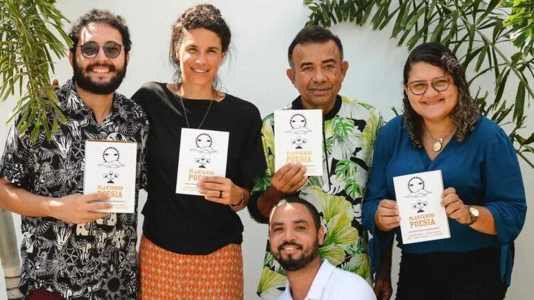 Integrantes do projeto coletivo Plantando Poesia