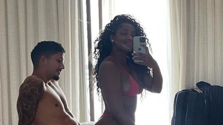 Iza compartilha clique sensual com namorado e fãs reagem: 'Venceu na vida'