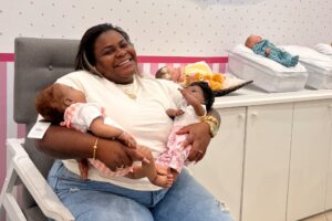 Maternidade de bonecas faz campanha de adoção de bebês hiper-realistas -  Pequenas Empresas Grandes Negócios