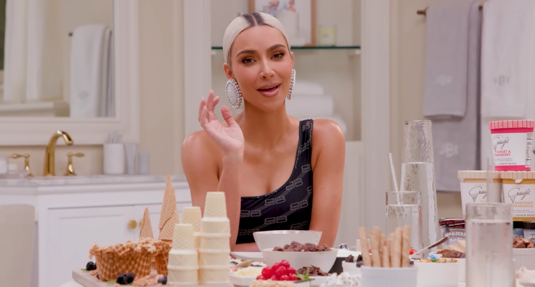 Kim Kardashian revela já ter transado em avião e Hailey Bieber dispara: ‘Safada’ 2 Kim Kardashian revela já ter transado em avião e Hailey Bieber dispara: ‘Safada’