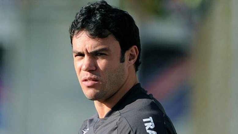 Vídeo mostra ex-jogador Kleber Gladiador agredindo homem em posto de combustível