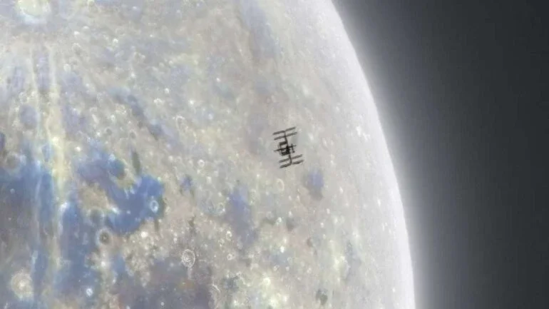 O que é este ponto incomum em frente à Lua? É a Estação Espacial Internacional. A plataforma espacial em órbita da Terra foi fotografada em frente a uma Lua Crescente parcialmente iluminada, em novembro de 2021. O registro foi feito em Payson, no Arizona, EUA. Uma inspeção minuciosa dessa silhueta excepcionalmente nítida da ISS revelará os contornos de vários painéis solares e treliças. A brilhante cratera lunar Tycho está visível no canto superior esquerdo, bem como um terreno relativamente acidentado e de cor clara, conhecido como montanhas lunares, e áreas relativamente suaves e de cor escura, conhecidas como Mare