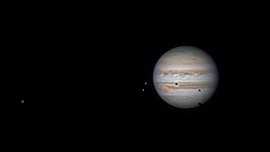 Esta imagem do gigante gasoso Júpiter, registrada em outubro de 2013, mostra o trânsito de três sombras projetadas por suas luas. Esse trânsito de três sombras, ao mesmo tempo, é um evento relativamente raro, mesmo para um planeta tão grande e com muitos satélites naturais. Estão visíveis: Calisto (extrema esquerda), Io (a mais próxima de Júpiter) e Europa (logo abaixo e à esquerda de Io). Calisto projeta a sombra mais alongada, perto da região polar sul do planeta. Por sua vez, a sombra de Io está acima e à direita da Grande Mancha Vermelha de Júpiter. Na perspectiva de um observador em Júpiter, esses cruzamentos de sombras são como eclipses solares, análogos à sombra da Lua cruzando a face luminosa do Sol, aqui na Terra