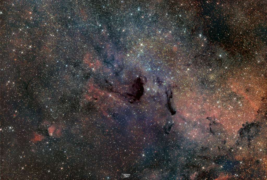 Diferentemente da maior parte dos registros do famoso catálogo de objetos do céu profundo de Charles Messier, M24 não é uma galáxia, aglomerado de estrelas ou nebulosa. Ele é uma lacuna nas nuvens de poeira interestelar, que permite uma visão das estrelas distantes no braço espiral de Sagitário da nossa galáxia, a Via Láctea. Assim, M24 funciona como uma janela de mais de 300 anos-luz de largura para estrelas a cerca de 10 mil anos-luz ou mais da Terra. Também chamado de Pequena Nuvem Estelar de Sagitário, as estrelas luminosas de M24 ocupam uma área equivalente à largura de 6 luas cheias, na Constelação de Sagitário