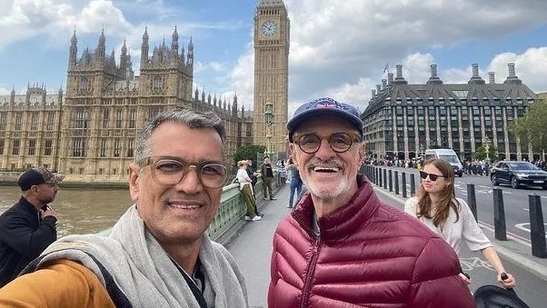 Marcos Caruso ao lado do namorado Marcos Paiva em Londres
