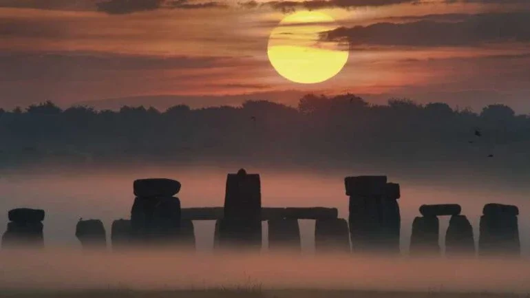 Quando o Sol atinge o seu ponto mais ao Norte no céu do planeta Terra, tem-se o fenômeno astronômico chamado de solstício. Muitas culturas marcam a data com celebrações em função da mudança de estações - da primavera ao verão, no Hemisfério Norte, e do outono ao inverno, no Hemisfério Sul. Esta imagem foi registrada durante a semana do solstício de verão de 2008, em Stonehenge, no Reino Unido. Ela captura o nascer do Sol em meio às pedras estrategicamente colocadas, há cerca de 4,5 mil anos. Mesmo com a precessão do eixo de rotação da Terra, ao longo de milênios, o Sol continua a nascer sobre Stonehenge de forma astronomicamente significativa, obedecendo as demarcações geométricas traçadas no passado