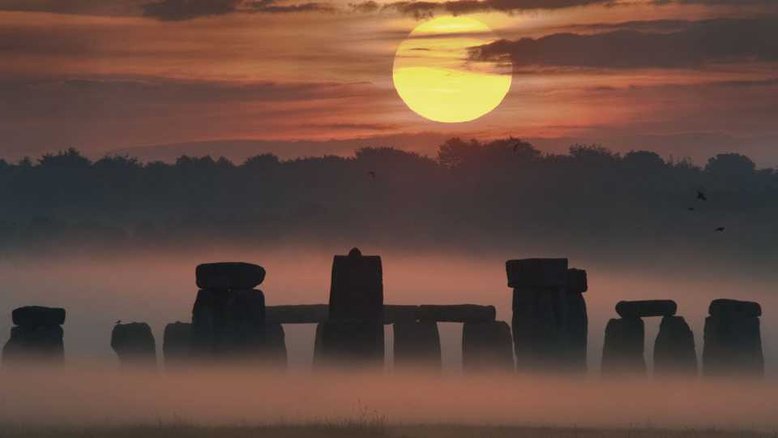 Quando o Sol atinge o seu ponto mais ao Norte no céu do planeta Terra, tem-se o fenômeno astronômico chamado de solstício. Muitas culturas marcam a data com celebrações em função da mudança de estações - da primavera ao verão, no Hemisfério Norte, e do outono ao inverno, no Hemisfério Sul. Esta imagem foi registrada durante a semana do solstício de verão de 2008, em Stonehenge, no Reino Unido. Ela captura o nascer do Sol em meio às pedras estrategicamente colocadas, há cerca de 4,5 mil anos. Mesmo com a precessão do eixo de rotação da Terra, ao longo de milênios, o Sol continua a nascer sobre Stonehenge de forma astronomicamente significativa, obedecendo as demarcações geométricas traçadas no passado