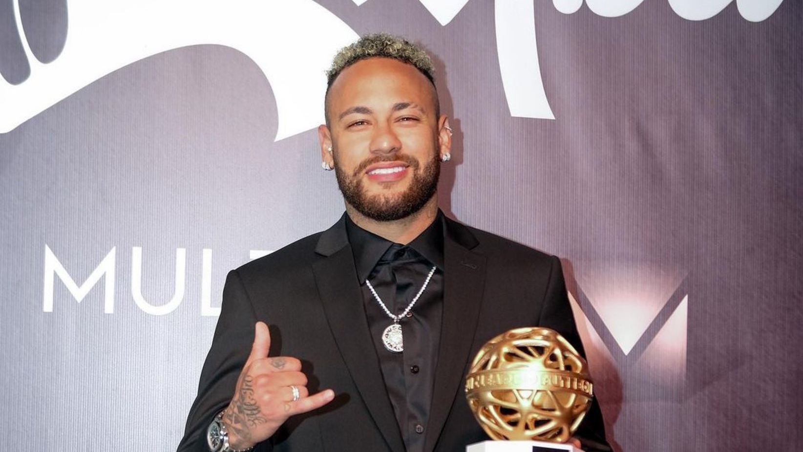 Após traição, Neymar ironiza exposição: 'Mais alguém?'