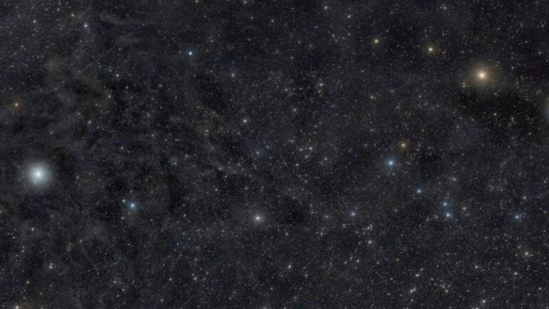 Classificada como uma estrela de 2ª magnitude, Polaris está longe de ser a mais brilhante do céu noturno. Entretanto, ela é a estrela mais brilhante, à esquerda, nesta imagem. Polaris é famosa como a Estrela Polar - ou Estrela do Pólo Norte -, servindo como guia para navegadores e astrofotógrafos. Atualmente, Polaris está distante apenas 0,7 graus do Polo Celeste Norte. Nuvens de poeira suspensas, acima do plano da nossa Via Láctea, também estão visíveis em todo o amplo campo de visão