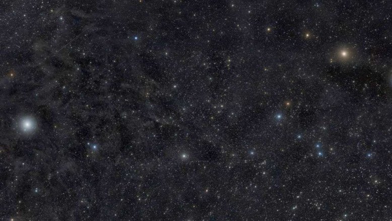 Classificada como uma estrela de 2ª magnitude, Polaris está longe de ser a mais brilhante do céu noturno. Entretanto, ela é a estrela mais brilhante, à esquerda, nesta imagem. Polaris é famosa como a Estrela Polar - ou Estrela do Pólo Norte -, servindo como guia para navegadores e astrofotógrafos. Atualmente, Polaris está distante apenas 0,7 graus do Polo Celeste Norte. Nuvens de poeira suspensas, acima do plano da nossa Via Láctea, também estão visíveis em todo o amplo campo de visão