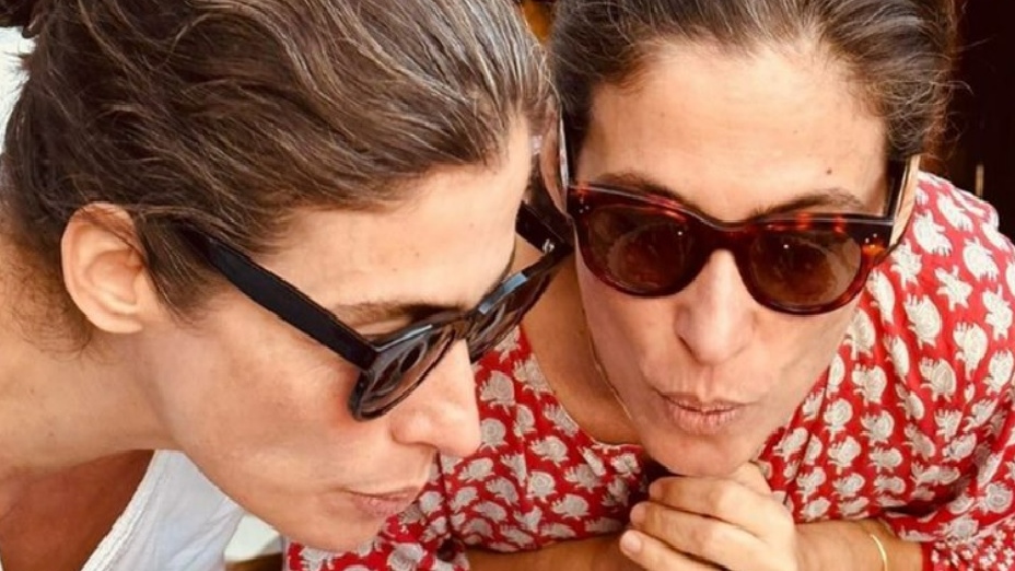 Renata Vasconcellos comemora 51 anos ao lado de sua irmã gêmea: 'É com ela que eu conto'