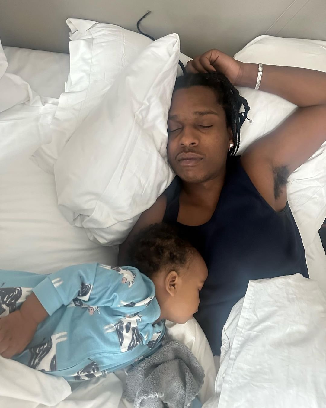 A$AP Rocky divulga novas fotos e vídeos com Rihanna e o filho RZA 12 A$AP Rocky divulga novas fotos e vídeos com Rihanna e o filho RZA