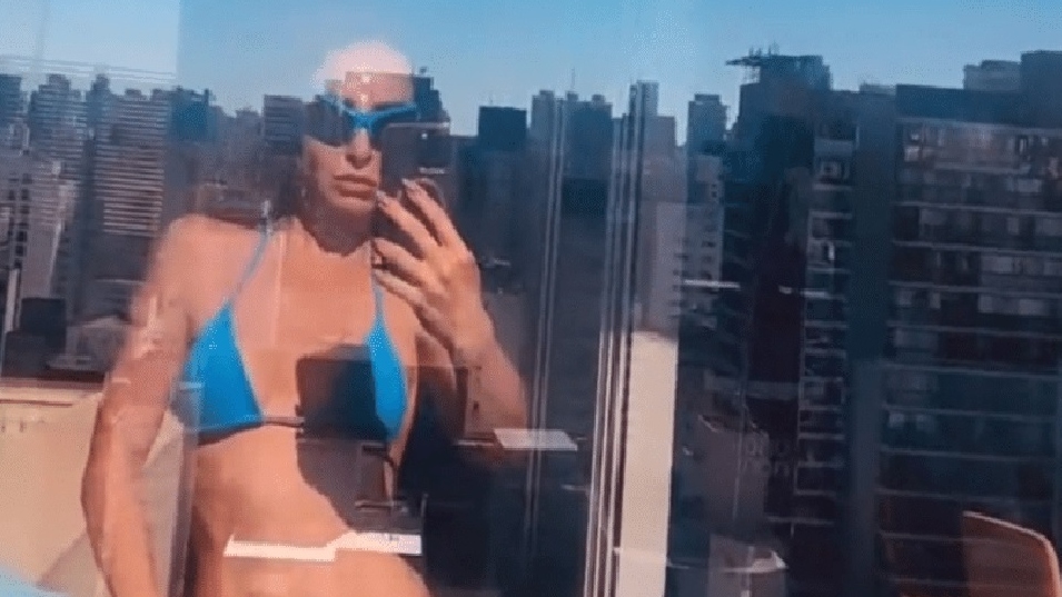 Sabrina Sato posa de biquíni e exibe corpo escultural em rede social; veja vídeo