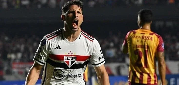 Atacante marcou duas vezes no clássico Majestoso