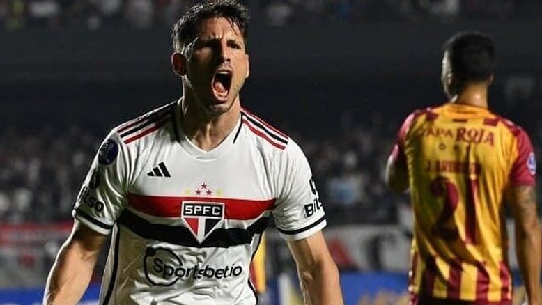 Atacante marcou duas vezes no clássico Majestoso