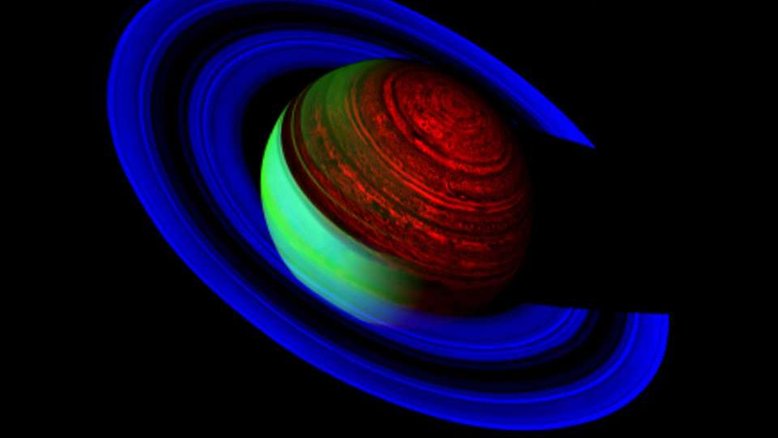 Esta imagem composta, feita em três bandas de luz infravermelha, mostra Saturno como um signo brilhante. Em azul, vê-se os seus anéis mais finos refletindo a luz do Sol. Por sua vez, o anel B de Saturno é tão espesso que pouca luz refletida o atravessa, criando uma faixa escura entre os anéis A e C. Em vermelho, Saturno emite um brilho térmico surpreendentemente detalhado, indicando faixas planetárias, enormes tempestades semelhantes a furacões e um estranho sistema de nuvens em forma de hexágono, ao redor do Pólo Norte. Em verde, vê-se a atmosfera do gigante gasoso refletindo a luz solar. O registro foi feito, em 2007, pela espaçonave robótica Cassini, a uma distância de 1,6 milhão de quilômetros de Saturno
