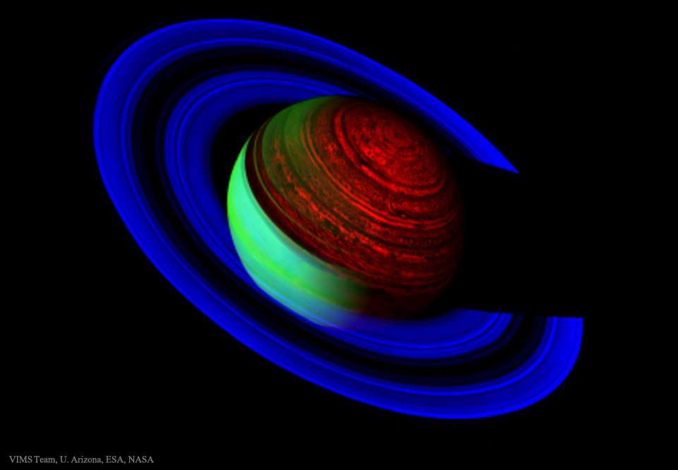 Esta imagem composta, feita em três bandas de luz infravermelha, mostra Saturno como um signo brilhante. Em azul, vê-se os seus anéis mais finos refletindo a luz do Sol. Por sua vez, o anel B de Saturno é tão espesso que pouca luz refletida o atravessa, criando uma faixa escura entre os anéis A e C. Em vermelho, Saturno emite um brilho térmico surpreendentemente detalhado, indicando faixas planetárias, enormes tempestades semelhantes a furacões e um estranho sistema de nuvens em forma de hexágono, ao redor do Pólo Norte. Em verde, vê-se a atmosfera do gigante gasoso refletindo a luz solar. O registro foi feito, em 2007, pela espaçonave robótica Cassini, a uma distância de 1,6 milhão de quilômetros de Saturno