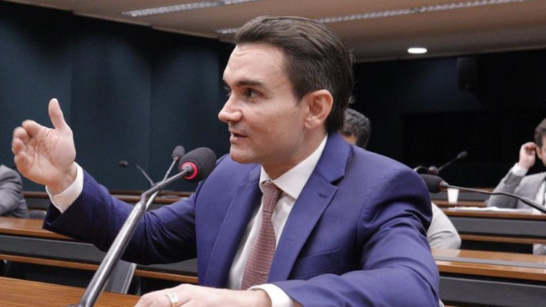Sabino relata a aliados do União Brasil promessa de assumir Turismo em sete dias