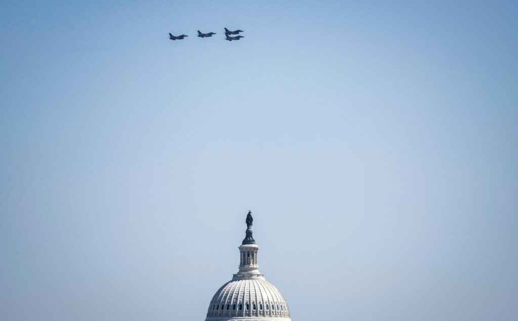 Caças F-16 sobrevoam Washington