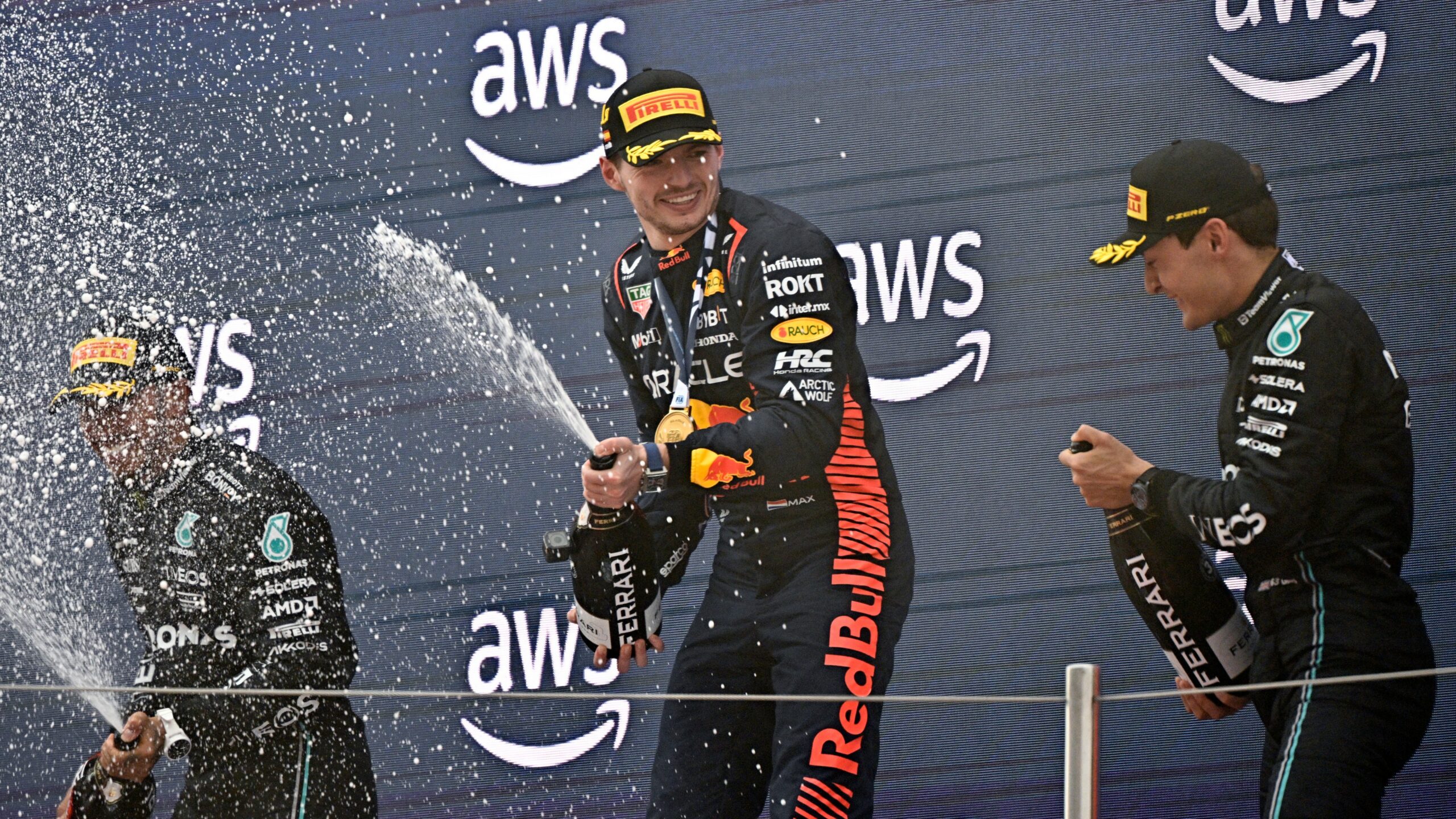 Esta é a sexta vitória de Verstappen em oito corridas na temporada, a 41ª na carreira, igualando a marca do brasileiro Ayrton Senna