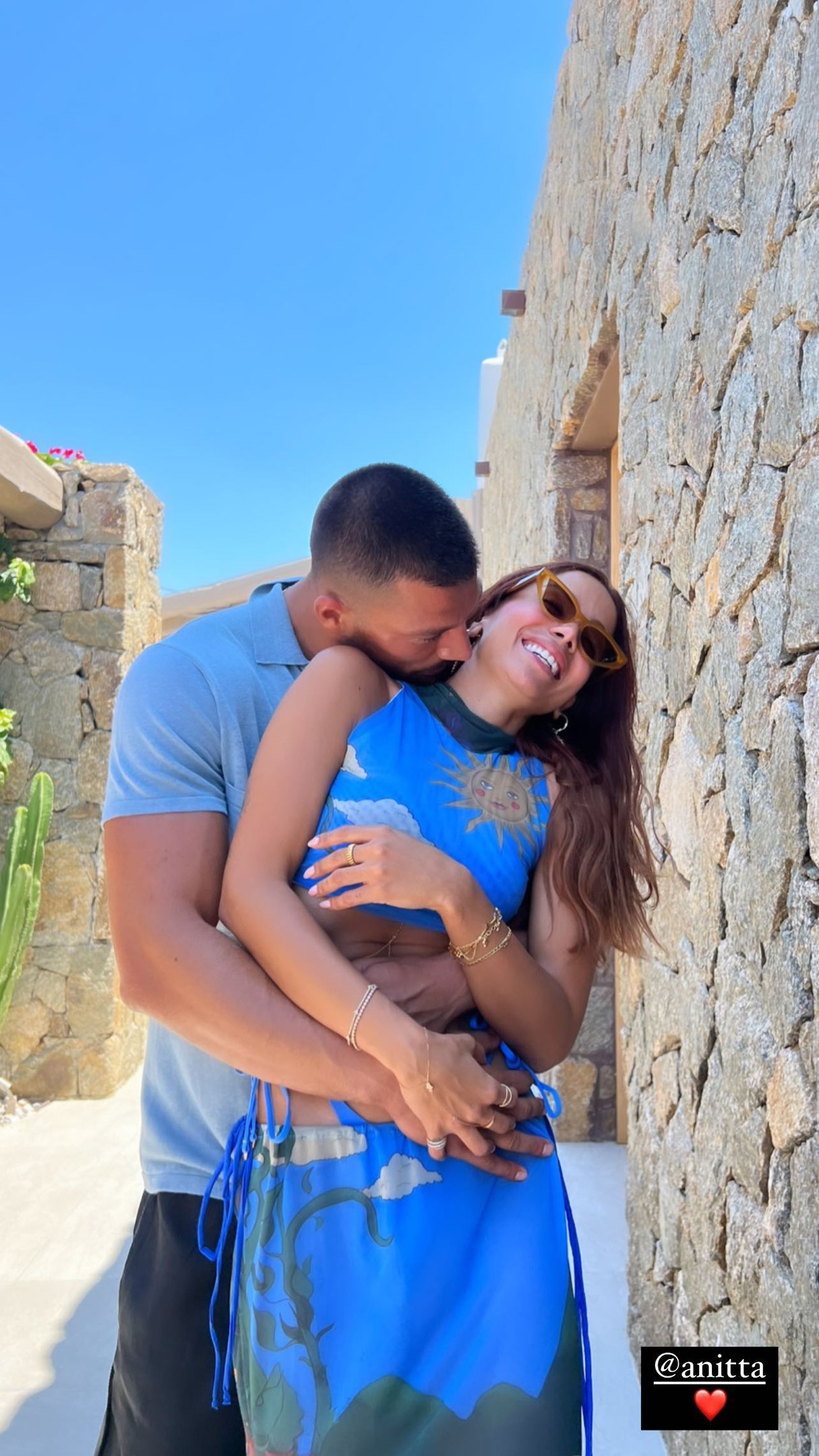 Em clima de romance, Anitta ganha carinho de Simone Susinna na Grécia 2 Em clima de romance, Anitta ganha carinho de Simone Susinna na Grécia
