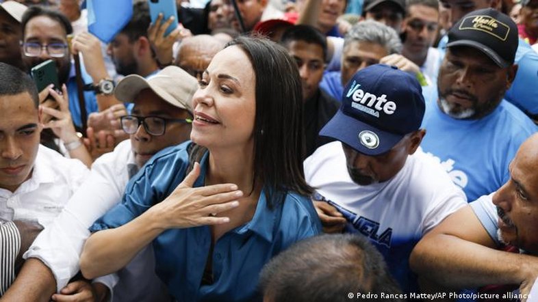 Venezuela torna inelegível opositora favorita à eleição presidencial