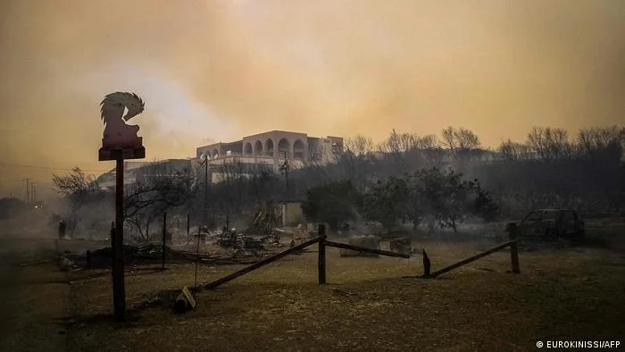 Milhares são forçados a fugir de incêndio na ilha de Rodes