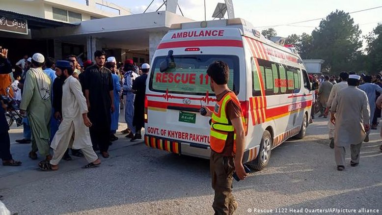 Ataque a bomba deixa dezenas de mortos em comício no Paquistão