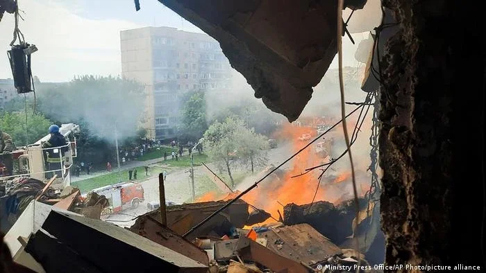 Novos ataques russos matam pelo menos 10 civis na Ucrânia