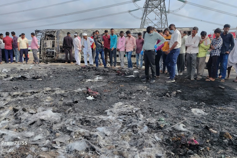Pelo menos 25 morrem na Índia após incêndio de ônibus