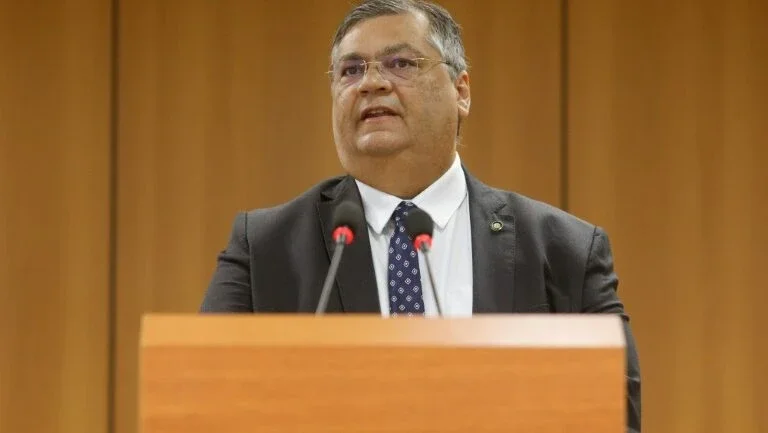 Ministro da Justiça, Flávio Dino, fala sobre as investigações do assassinato de Marielle Franco, em coletiva de imprensa, em Brasília, em 24 de julho de 2023 - AFP