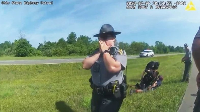Policial é demitido após liberar cachorro contra homem negro rendido