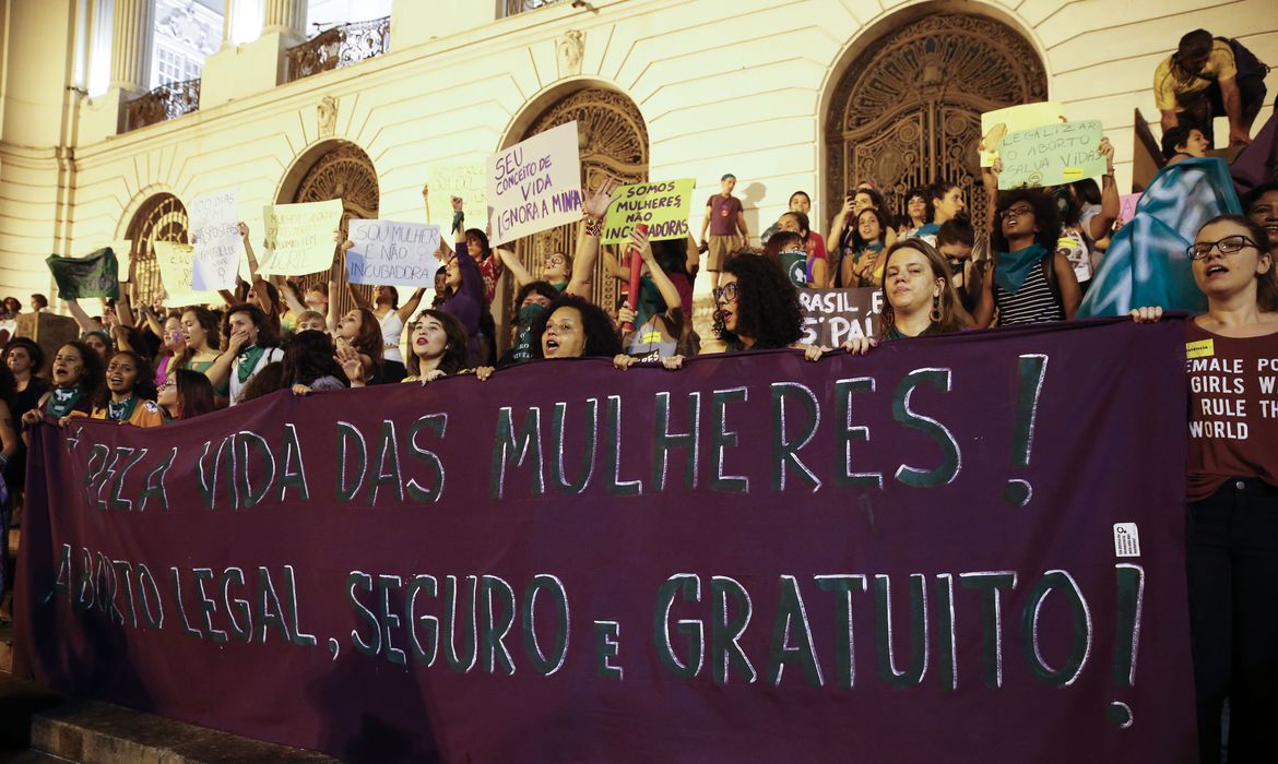 Brasileiros polarizam opiniões sobre aborto e armas, mostra Datafolha
