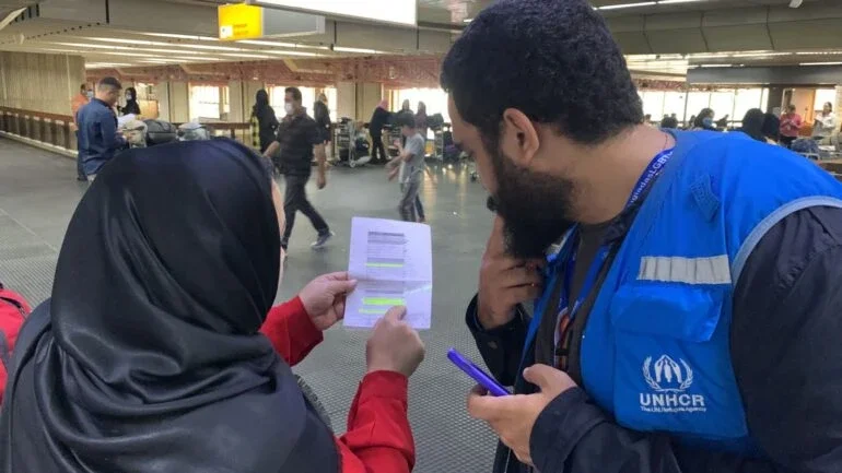 Após dias no aeroporto e barrados, refugiados afegãos passam noite em abrigo de Praia Grande (SP)