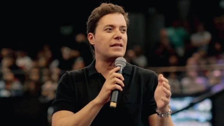 Pastor André Valadão irá processar travesti que disse ter feito sexo com ele: 