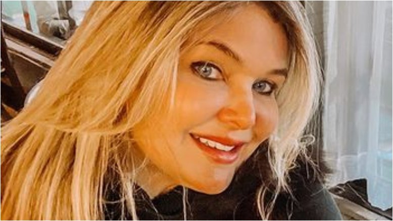 Viúva de Leandro rebate críticas por ser mãe aos 47 anos: ‘Mal-amada ou infeliz’