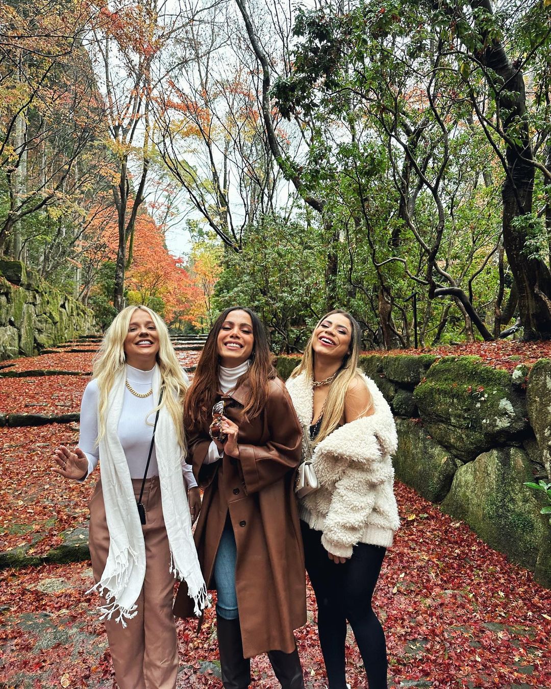 Gabi Lopes, Anitta e Lexa em uma paisagem outonal no Japão