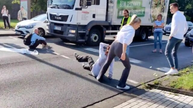 A mulher agarrou a ativista pelos cabelos e a arrastou para a beira da estrada.