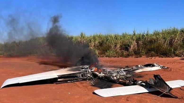 Piloto de uma aeronave fez um pouso forçado e incendiou o próprio avião
