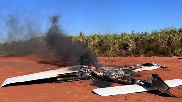 Piloto de uma aeronave fez um pouso forçado e incendiou o próprio avião