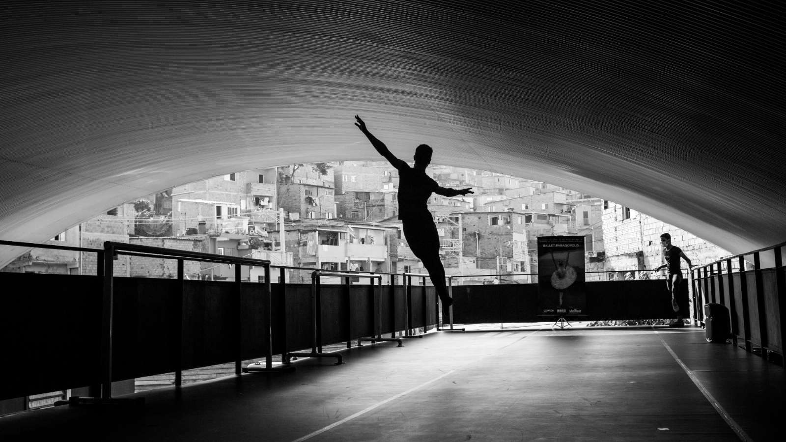 O Ballet Paraisópolis, após ficar vários meses sem aulas presenciais, voltava no dia 4 de agosto de 2020 à rotina de ensaios usando parte do espaço do antigo Centro Dia de Idosos do bairro, na Rua Itamotinga